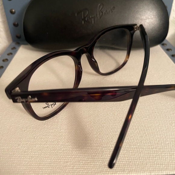 Unisex Ray Ban eyeglass in tortoise color - Picture 6 of 9